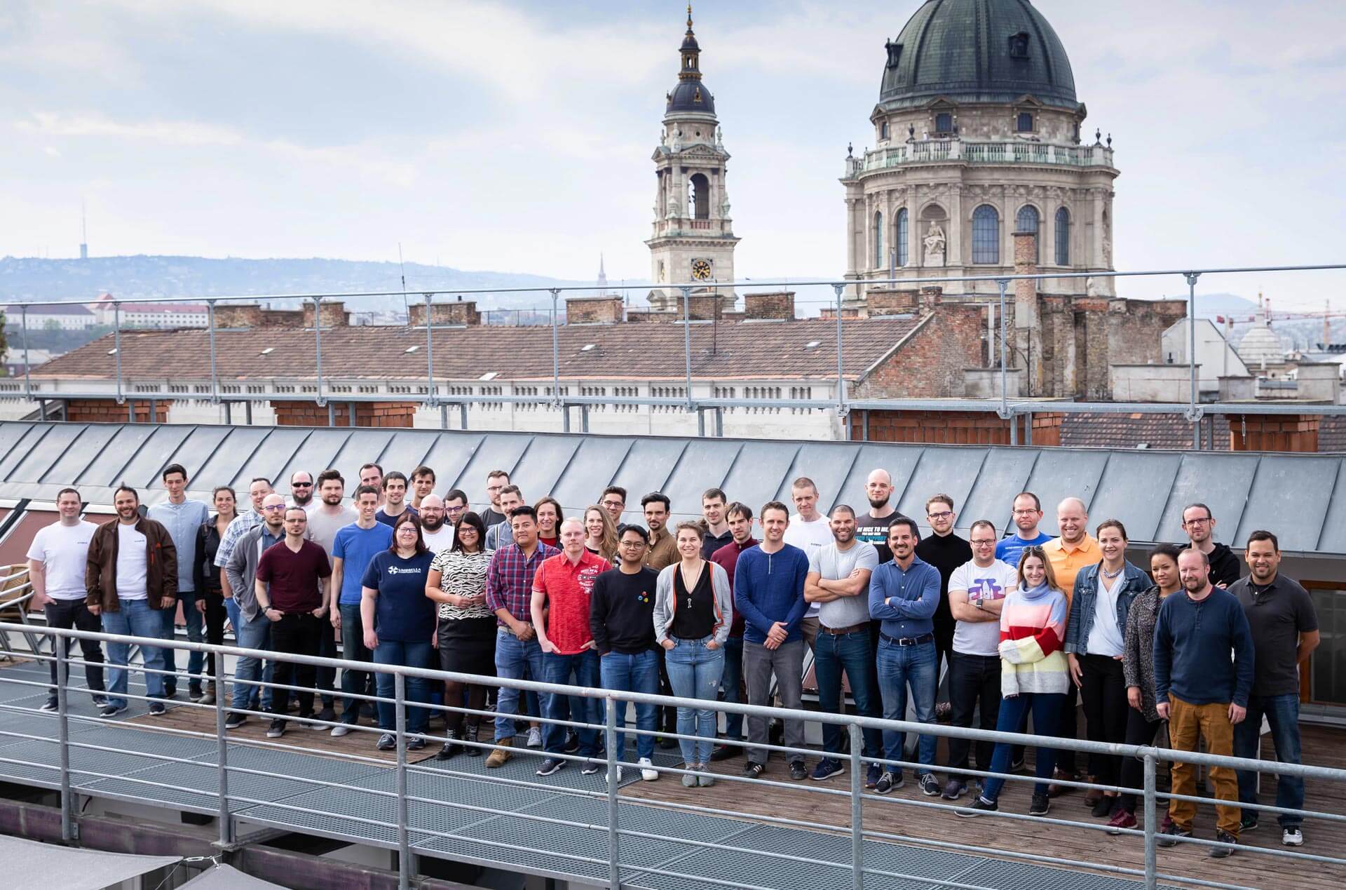 Miembros del equipo de Kinsta en una reunión