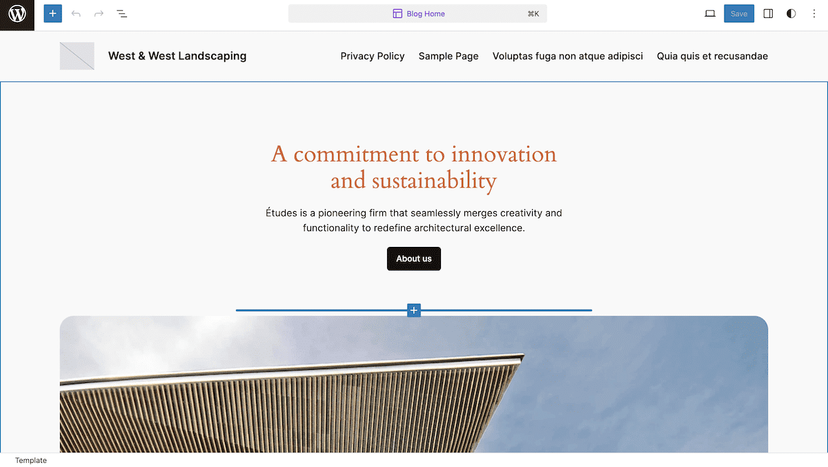 L'editor del sito WordPress mostra la home page di un sito che include un'immagine di intestazione di una struttura architettonica moderna. Il contenuto principale mostra il testo