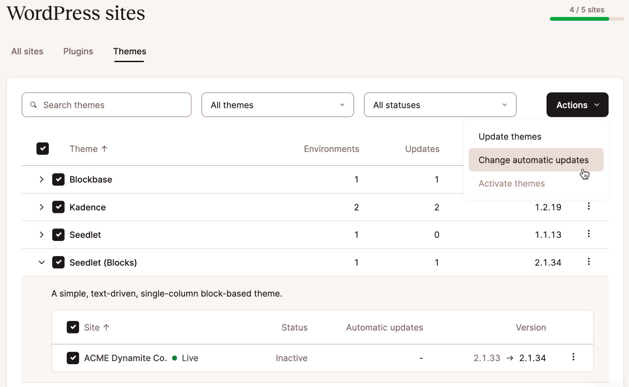Captura de pantalla que muestra una lista de temas de WordPress seleccionados y al usuario eligiendo Cambiar actualizaciones automáticas en un menú desplegable.